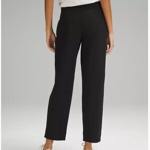 Lululemon navy Tapered-Leg Mid-Rise sweatpants.